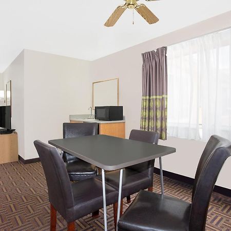 Super 8 By Wyndham Bloomfield Hotel Exterior photo